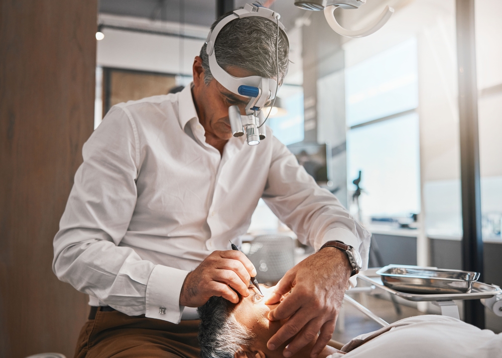 Healthcare,,Optometry,And,Optometrist,Doing,A,Cataract,Surgery,On,A