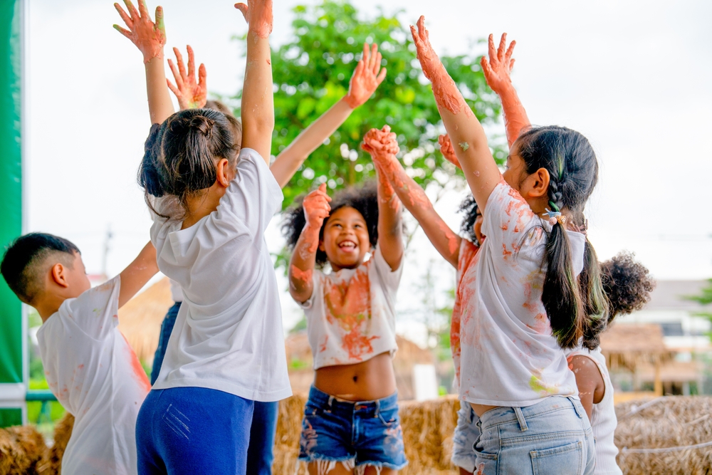 Group,Of,Different,Ethnic,Little,Child,Raise,Their,Hands,Or