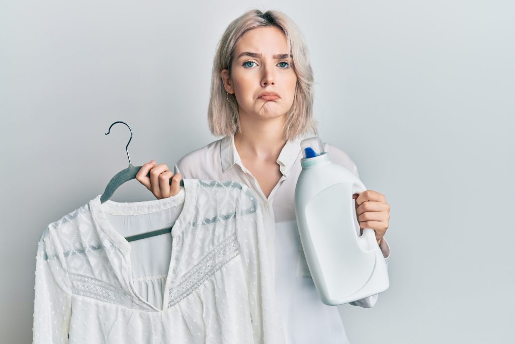 how-to-whiten-yellowed-clothes